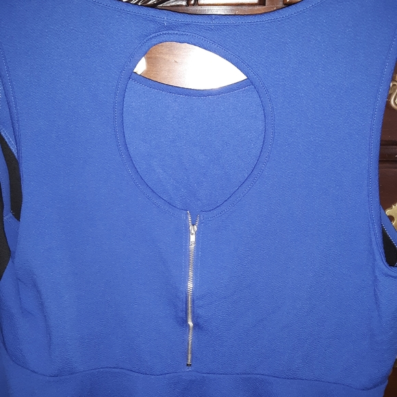 Womans plus size peek hole back top - Picture 4 of 5